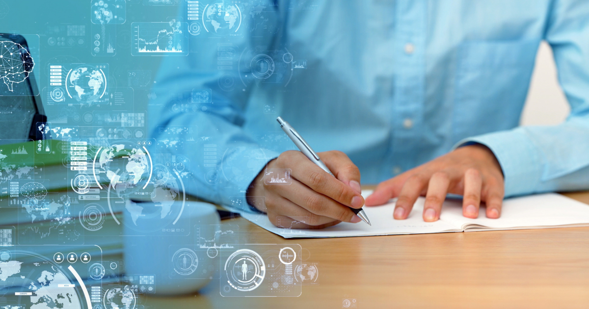 ノートを広げて勉強をする様子