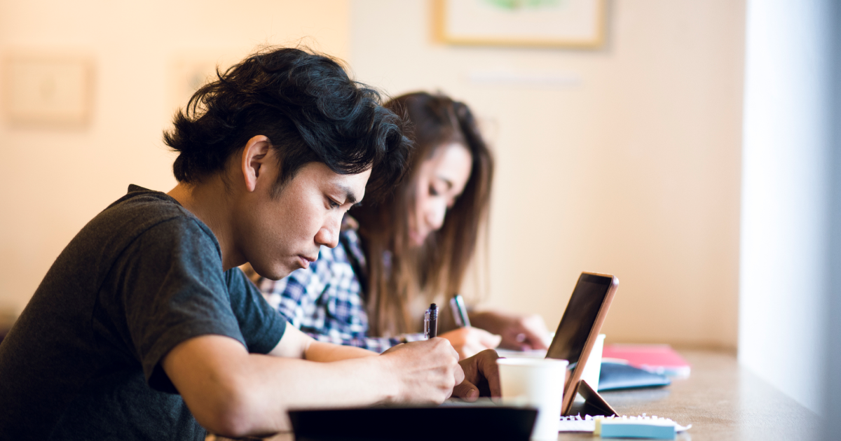 カフェで勉強する人々
