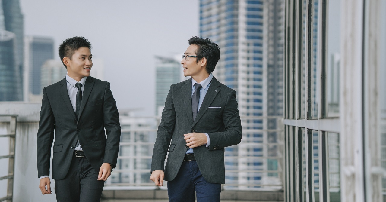 男性2人が歩く姿