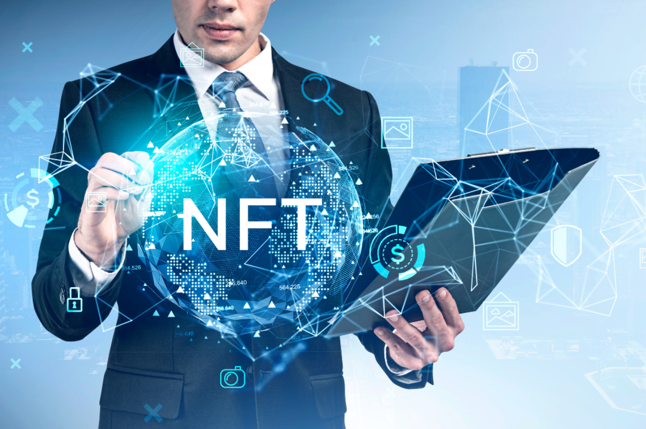 NFT投資をするビジネスパーソン