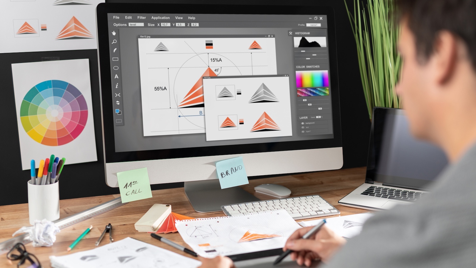 パソコン画面を見ながら資料をまとめる男性