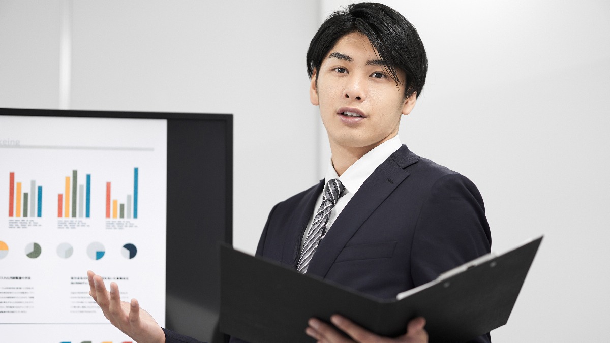 プレゼンをしている男性