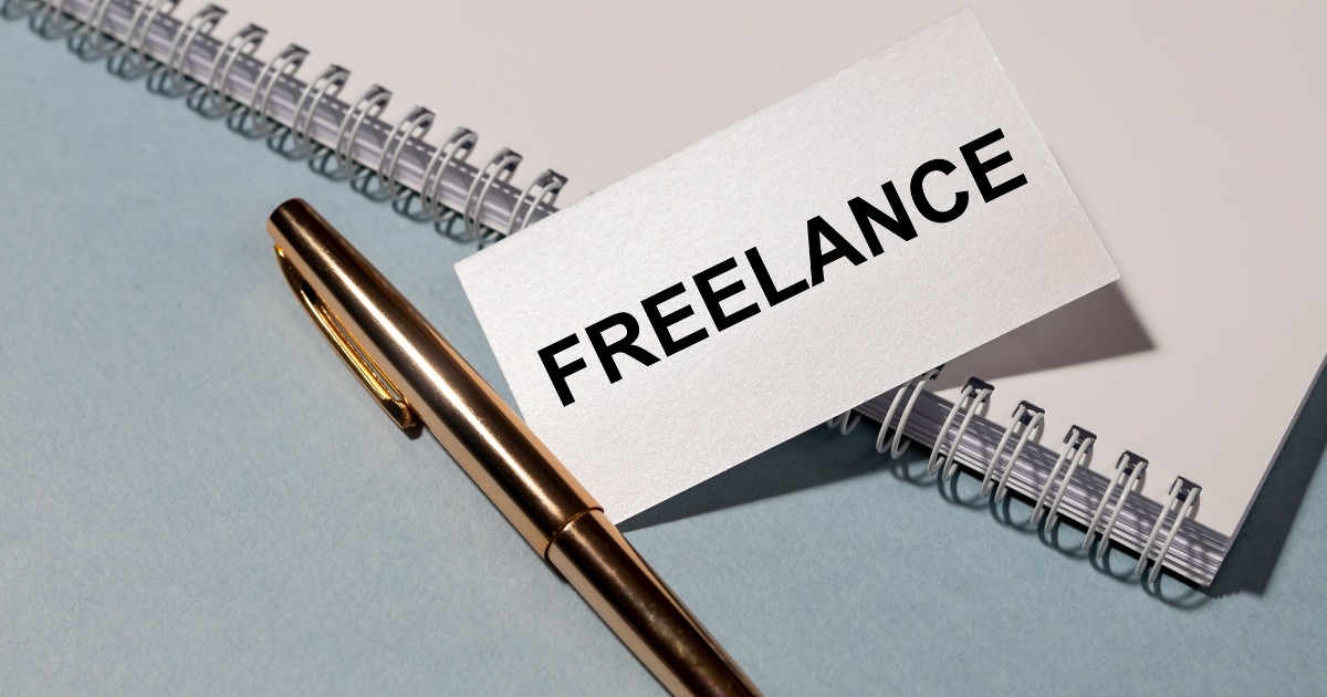 FREELANCEと書かれた紙とペン