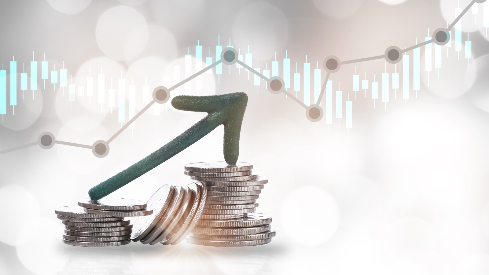 積み上げられたコインと右斜め上の矢印