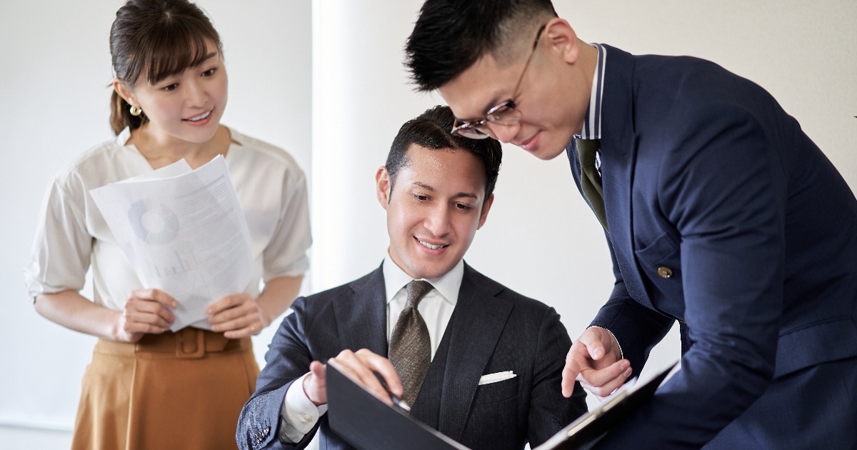 資料を見ながら話し合う男女