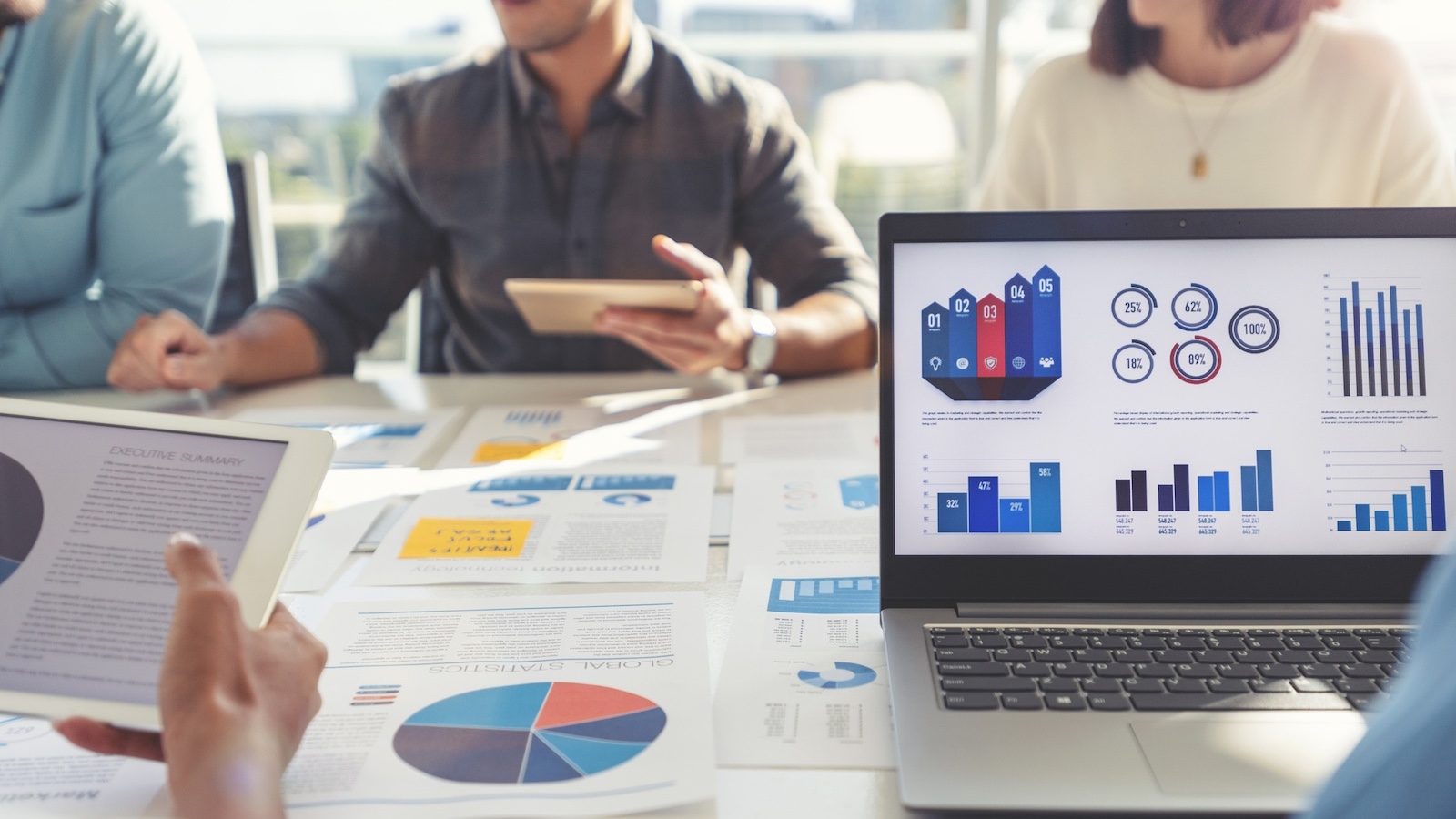 資料を広げミーティングをするビジネスマン達