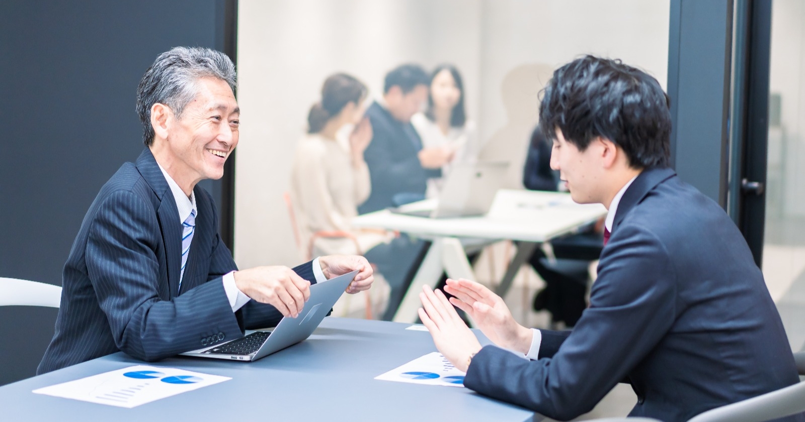 仕事で談笑するビジネスマン