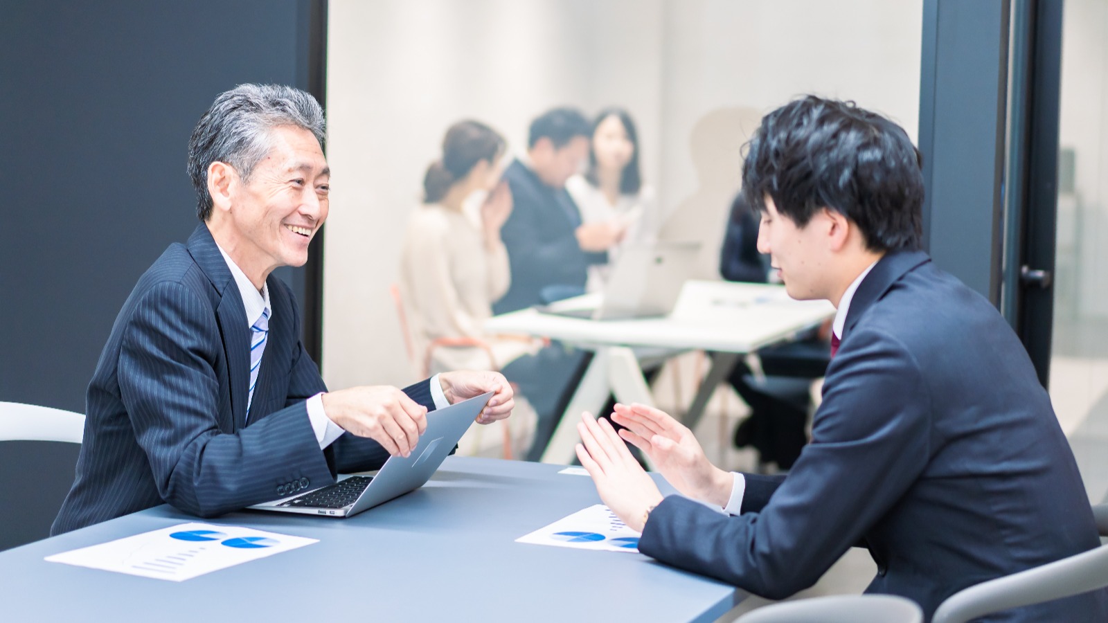 オフィスで談笑している2人の男性
