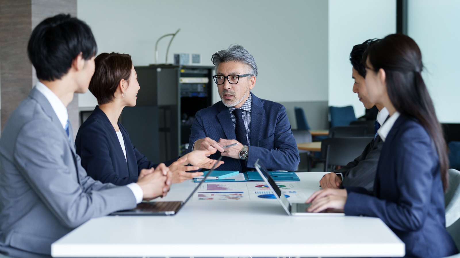 オフィスで打合せをしている男女