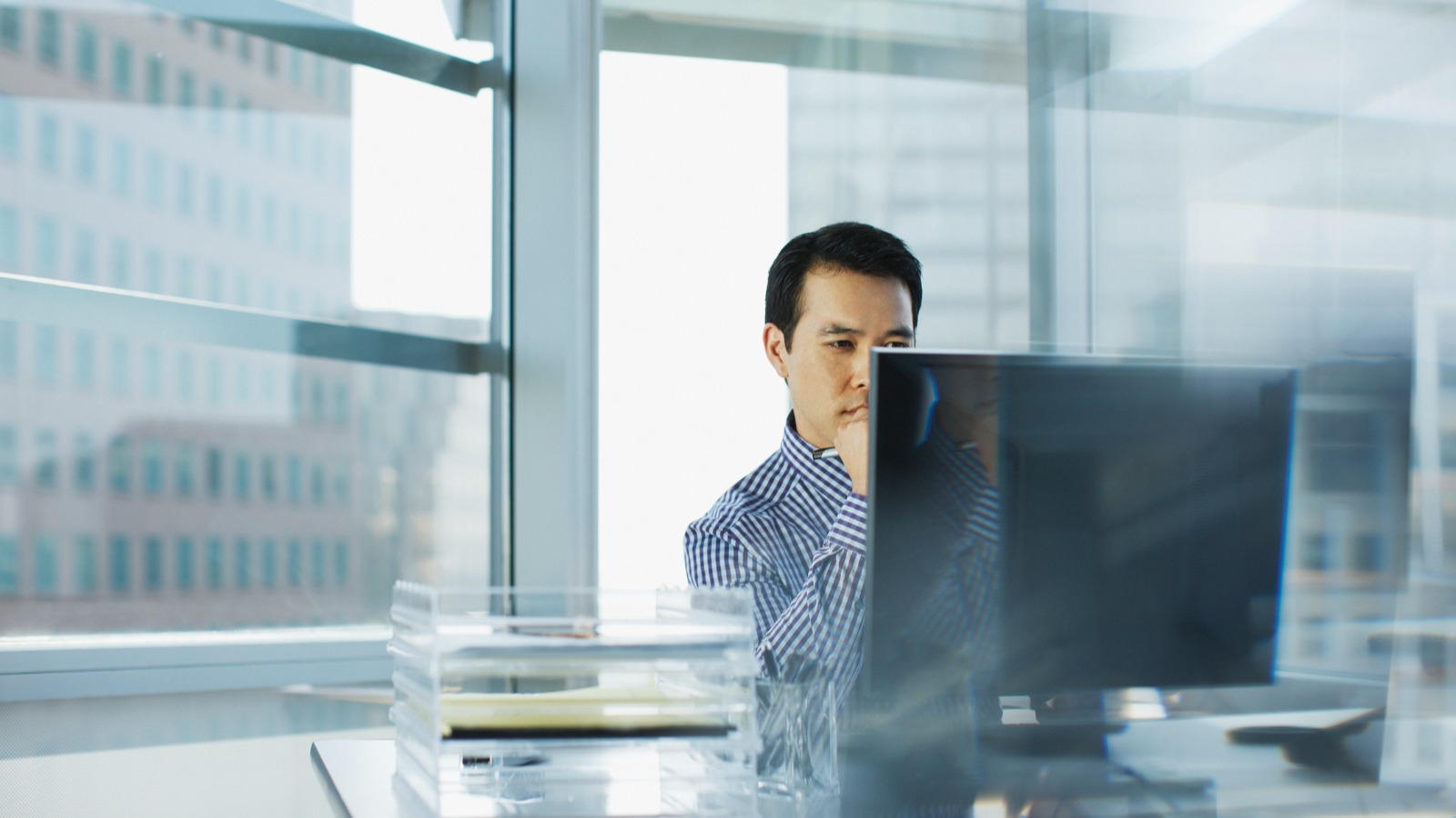 難しそうに考えている男性