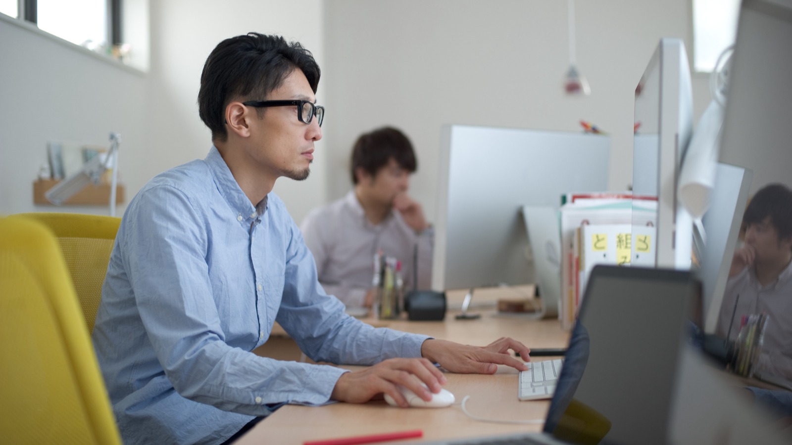 パソコン業務をしている男性