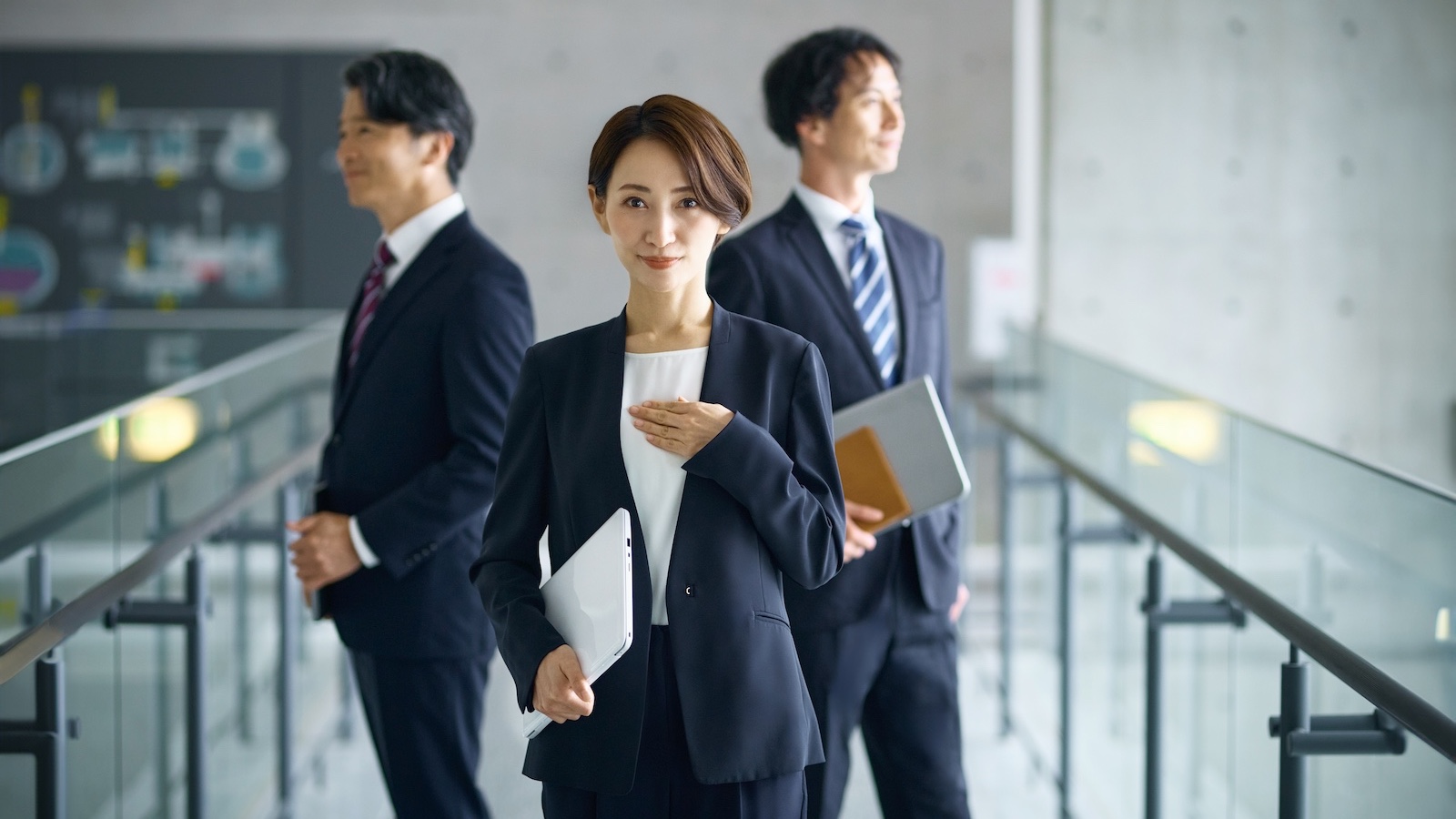 真面目な表情で正視するビジネスマン