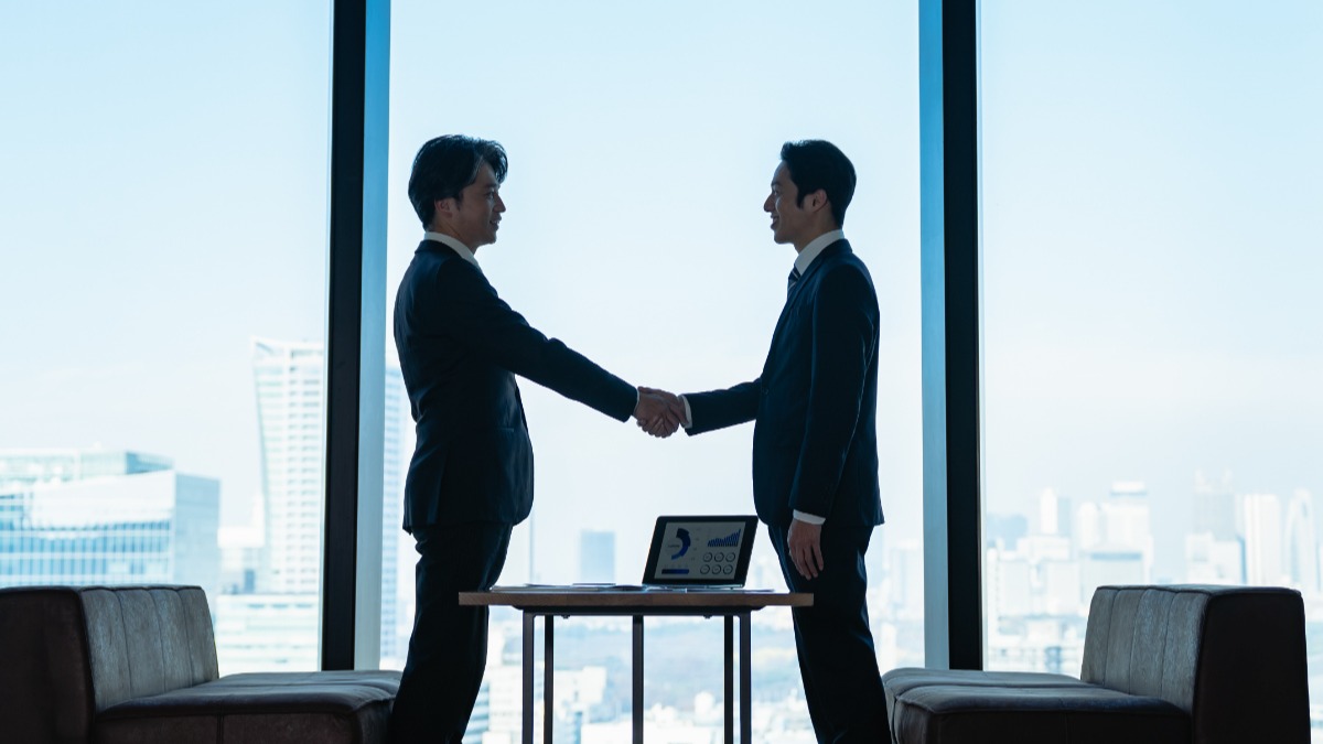 握手している男性2人