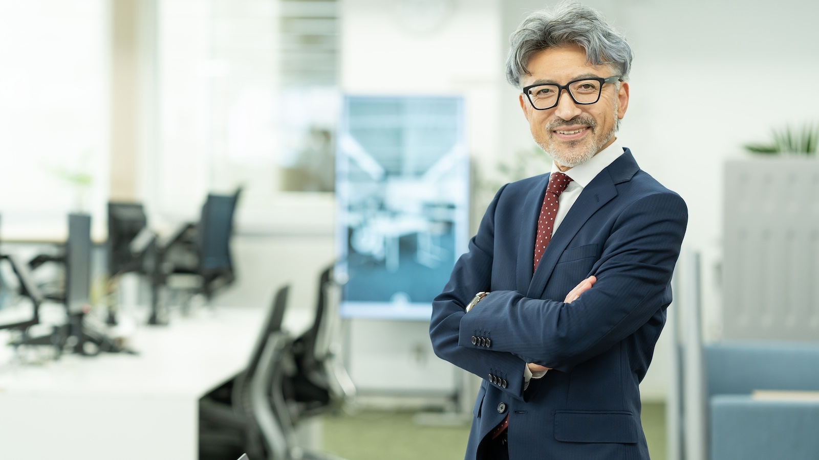オフィスで腕を組むビジネスマン