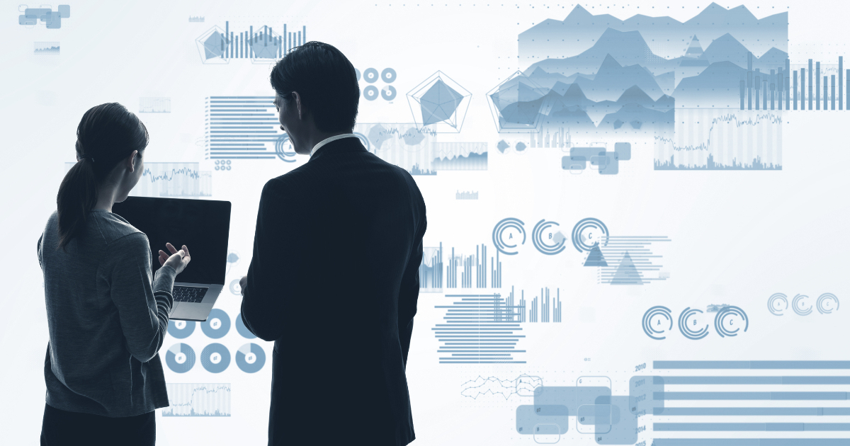 さまざまなデータをもとに検討するビジネスマン