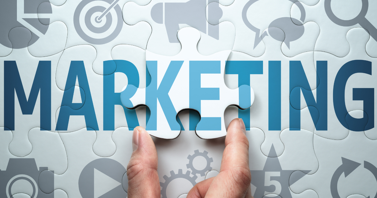 「MARKETING」と書かれたパズルのピース