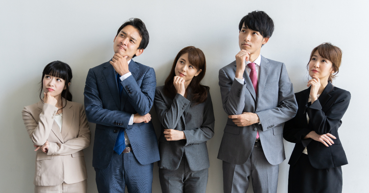 首をかしげる男女5人