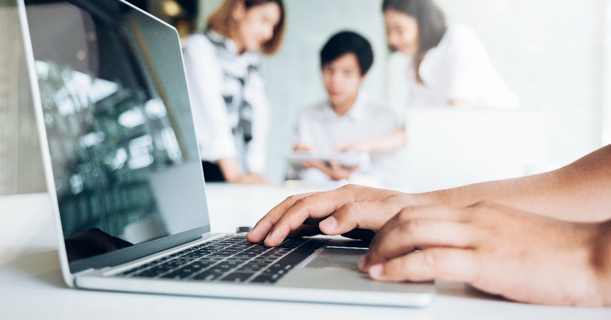 パソコンを操作している手