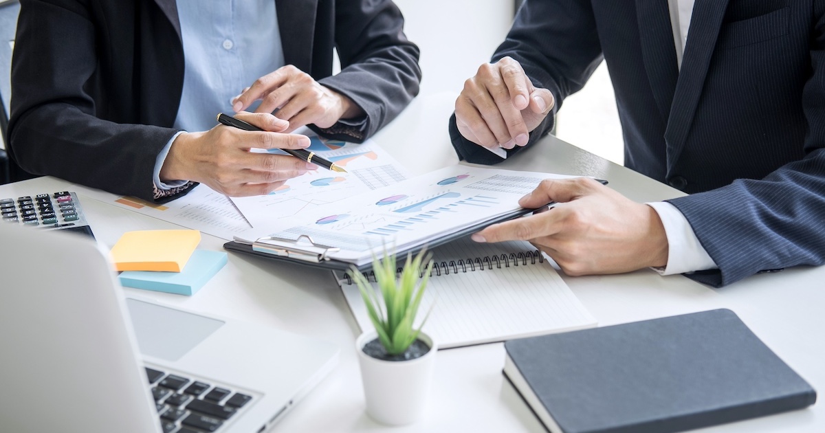 資料を広げながら打ち合わせをする2人の手元