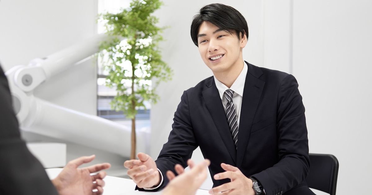 打ち合わせをするビジネスマン