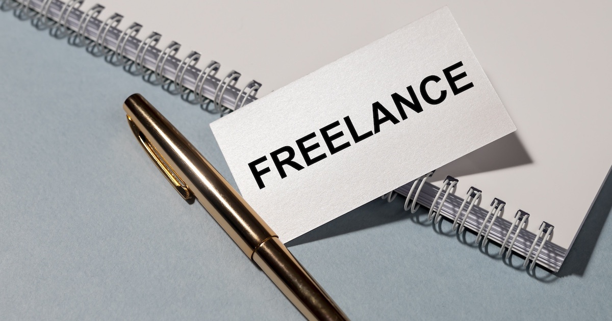 「FREELANCE」と書かれた紙とペン