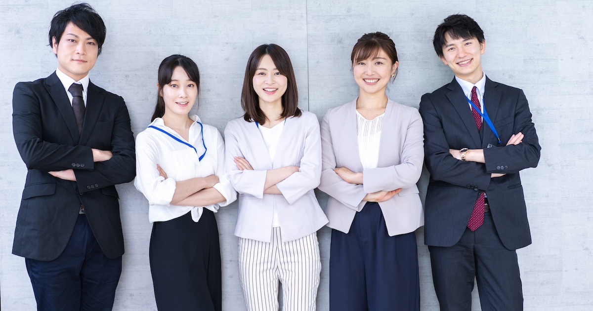 並ぶ5人の男女のビジネスパーソン