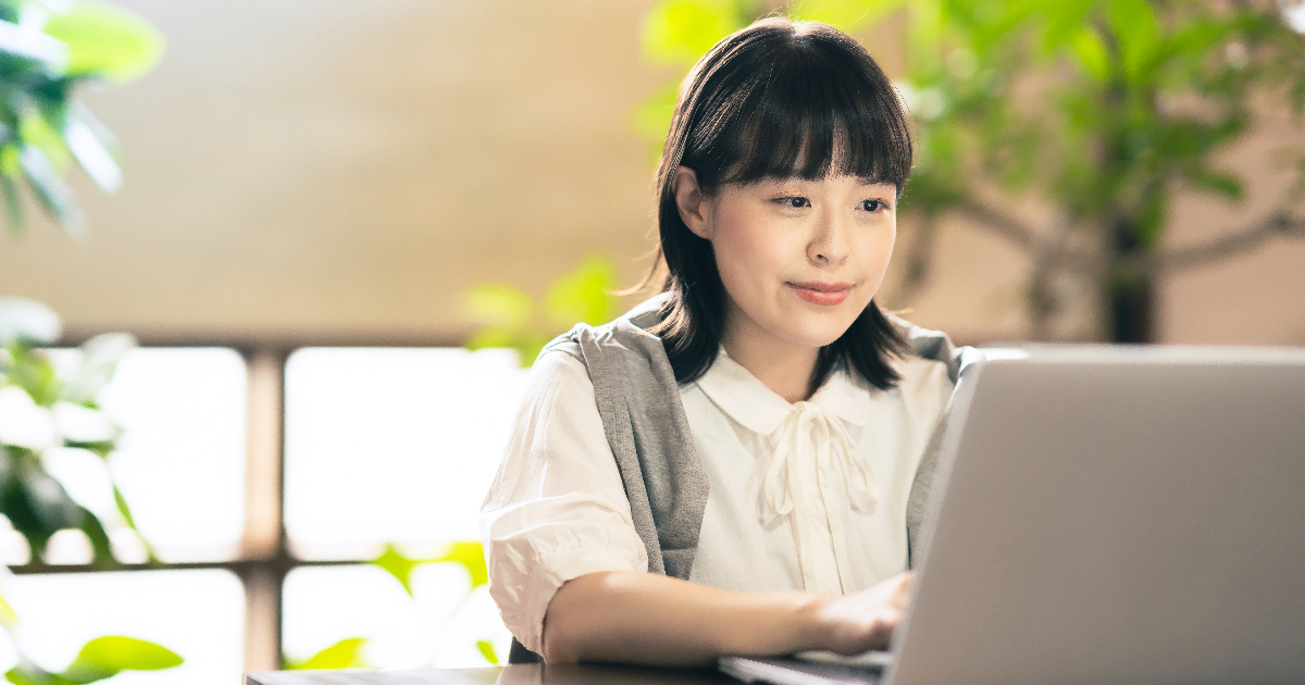 パソコン作業をしている女性