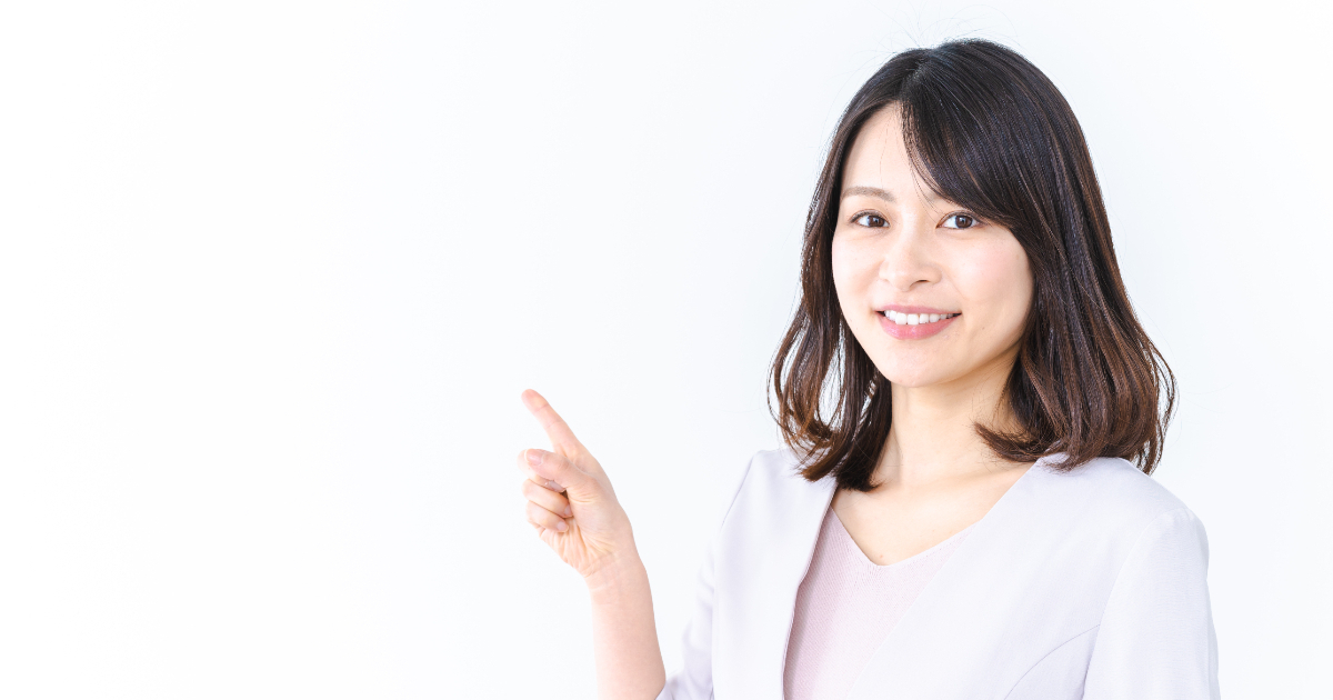 指を指す女性