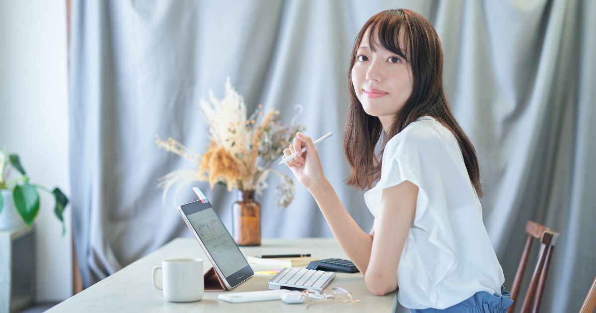 デスクで作業する女性