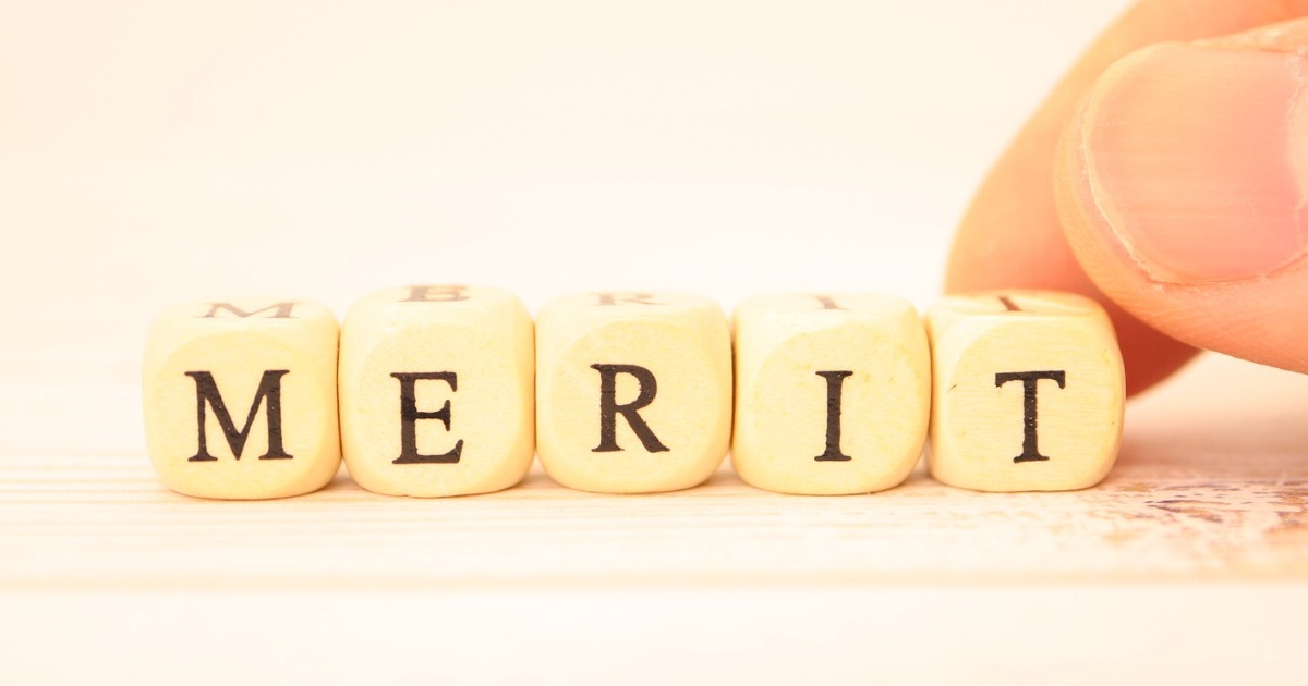 「MERIT」と書かれたアルファベットレター