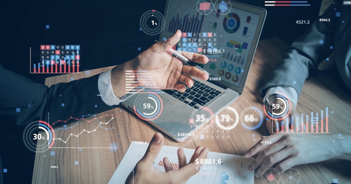 データやチャートで分析するビジネスマン
