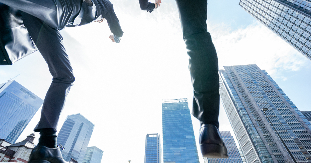 スーツを着て走るスーツの男性