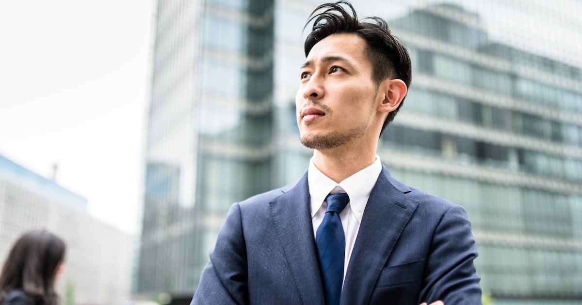 空を見つめるビジネスマン