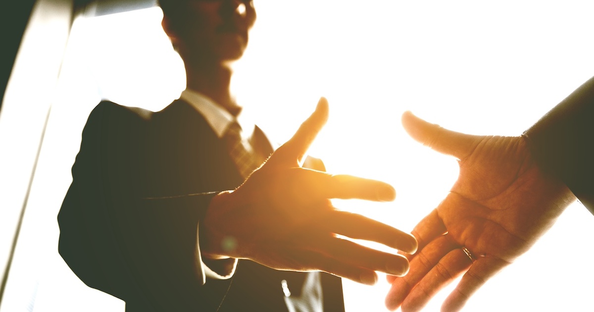 ビジネスマンが握手をする手元
