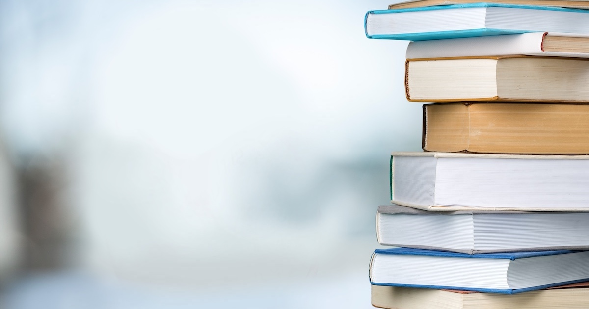 デスクに積み重ねられた書籍