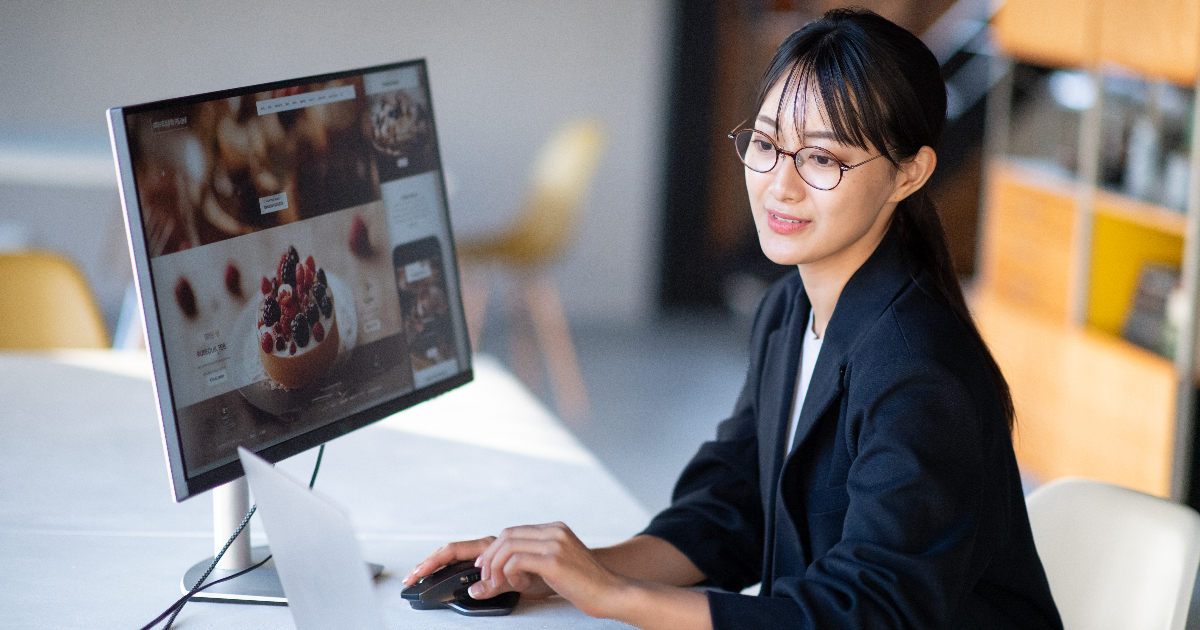 パソコン作業をしている女性