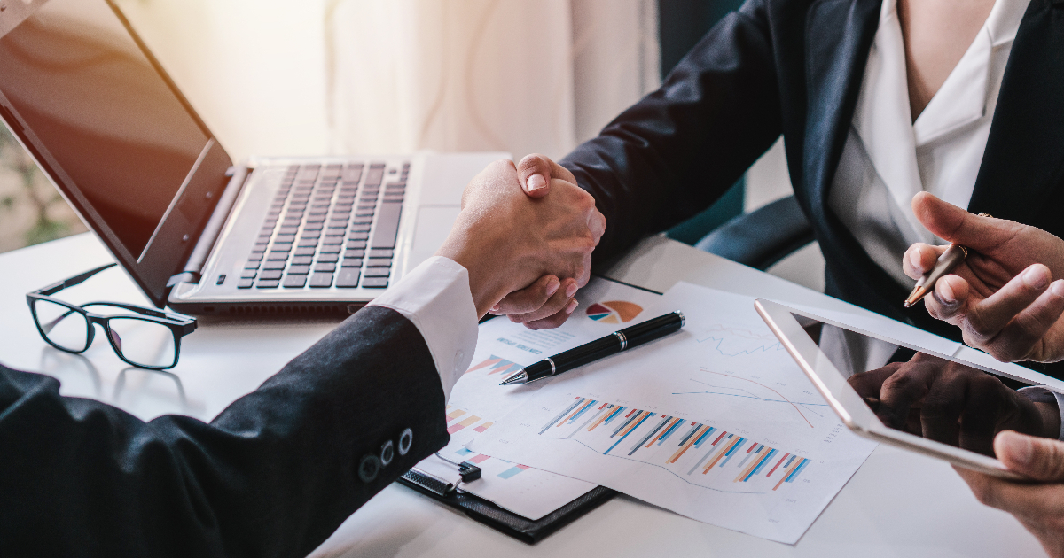 握手をするビジネスマン