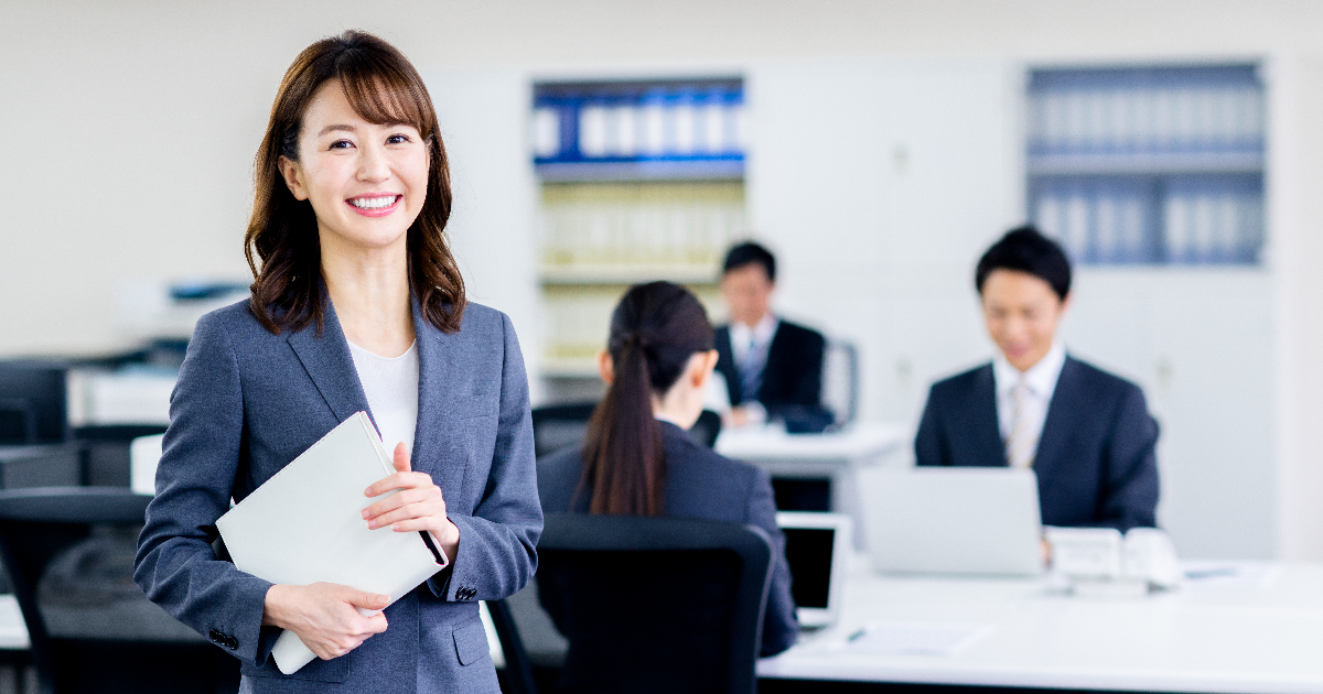 ファイルを抱えている笑顔の女性