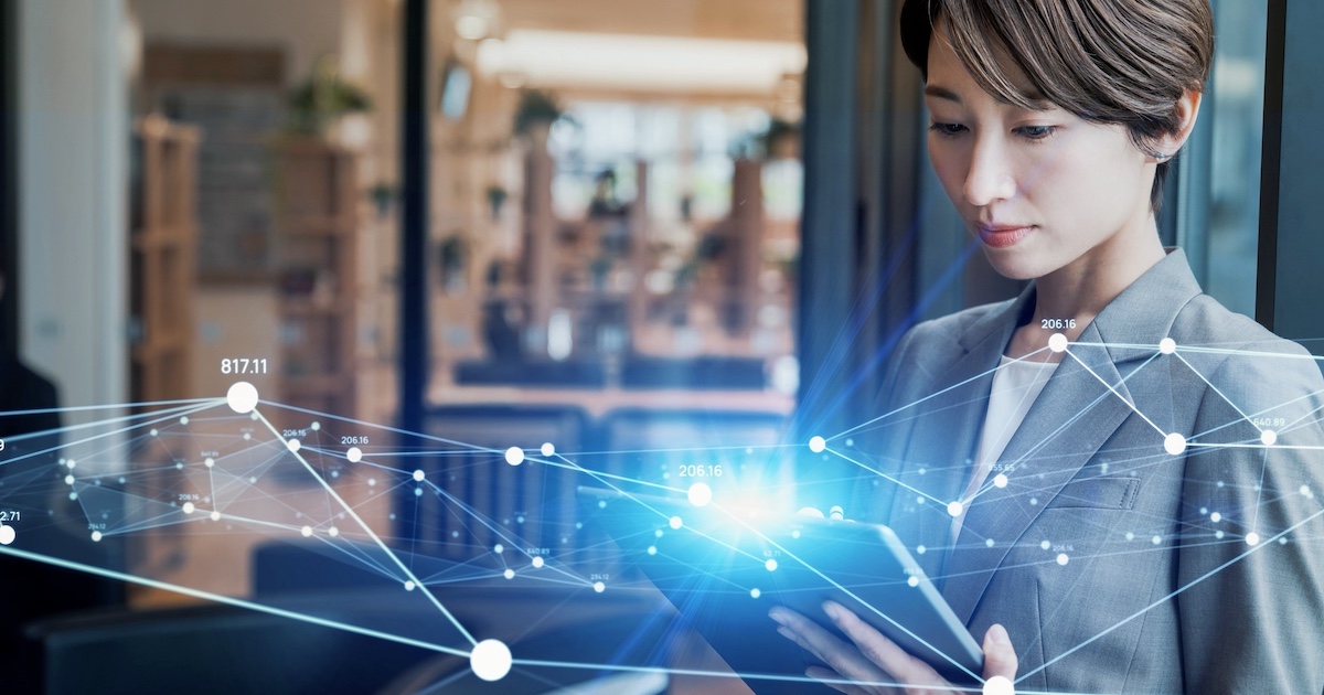 ネットワークのイメージ、タブレットをみるビジネスパーソン