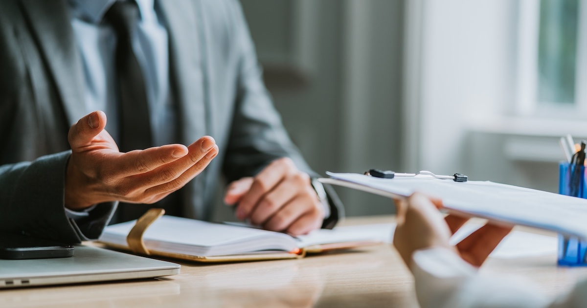 対話をする2人のビジネスパーソン