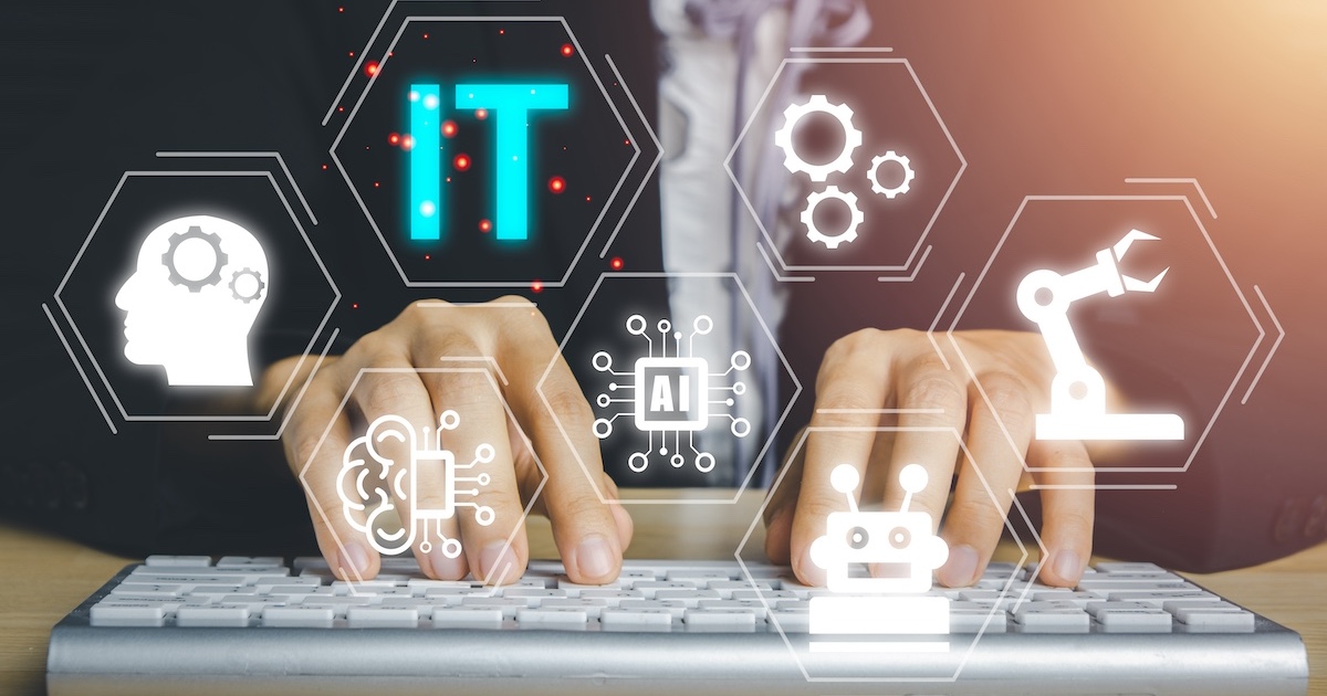 ITのコンセプト画像、パソコンをする手元
