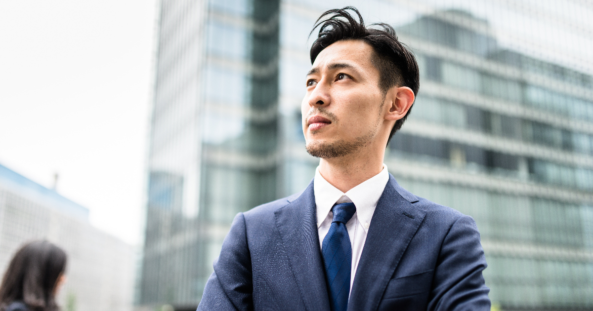 遠くを眺めるビジネスマン