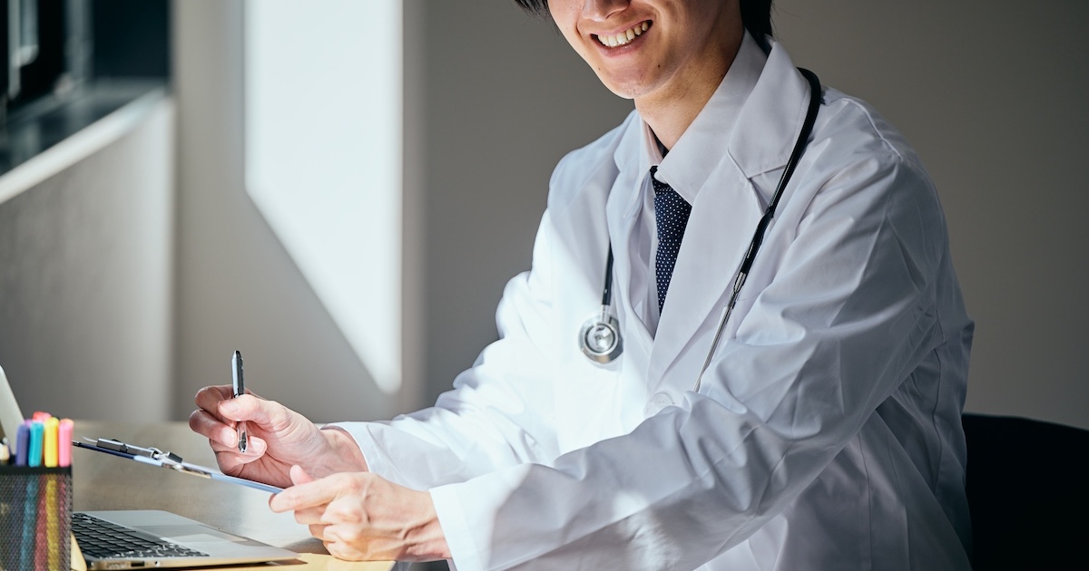 患者に説明する医師