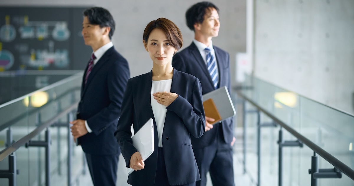 信頼感が高い印象の3人のビジネスパーソン