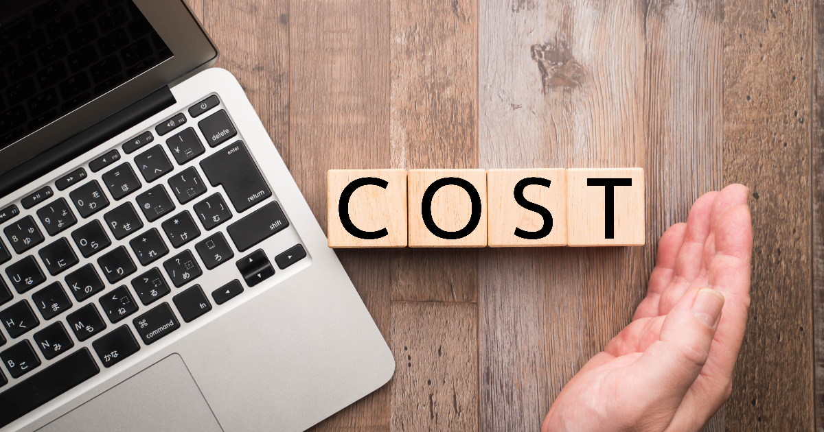 COSTと書かれた木のブロック