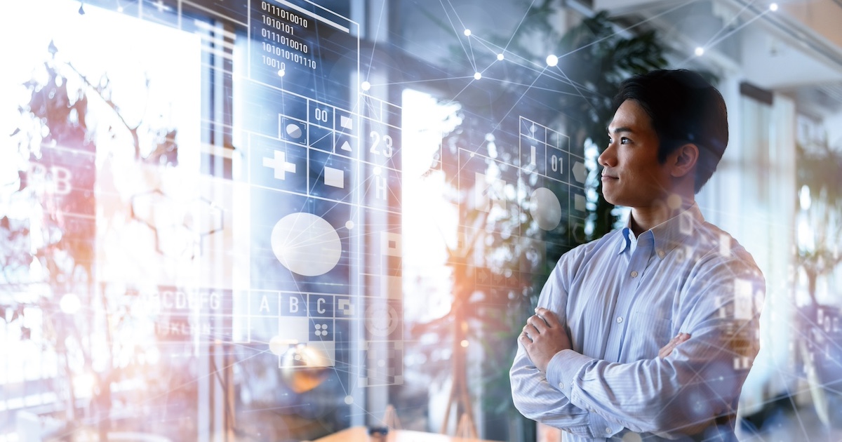 仮想のデジタルイメージを見つめるビジネスパーソン