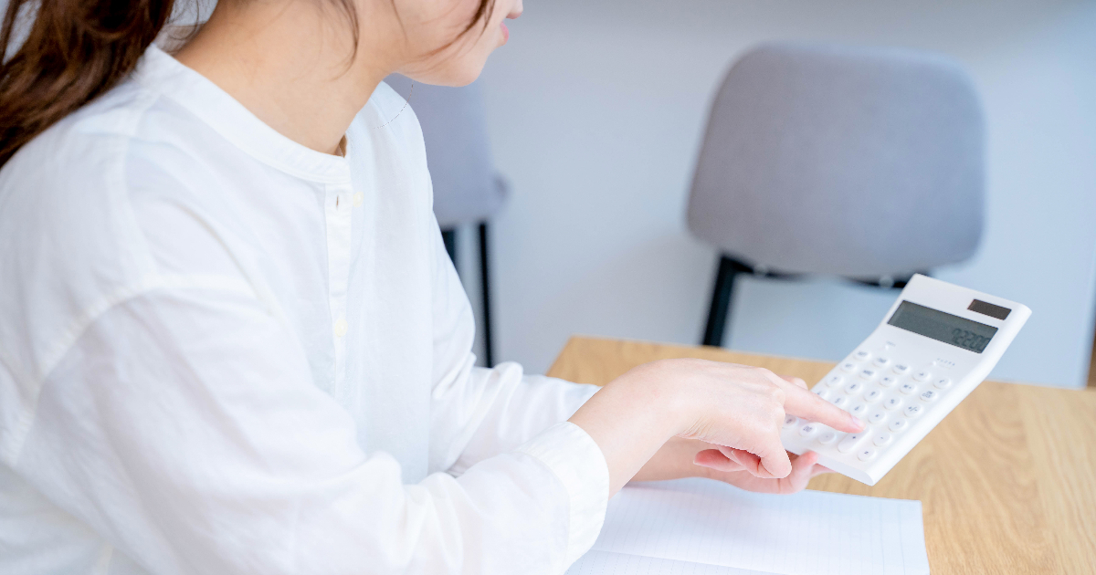 電卓で計算する女性