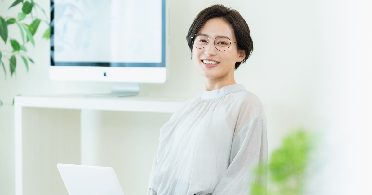 明るい表情でパソコンを扱う女性