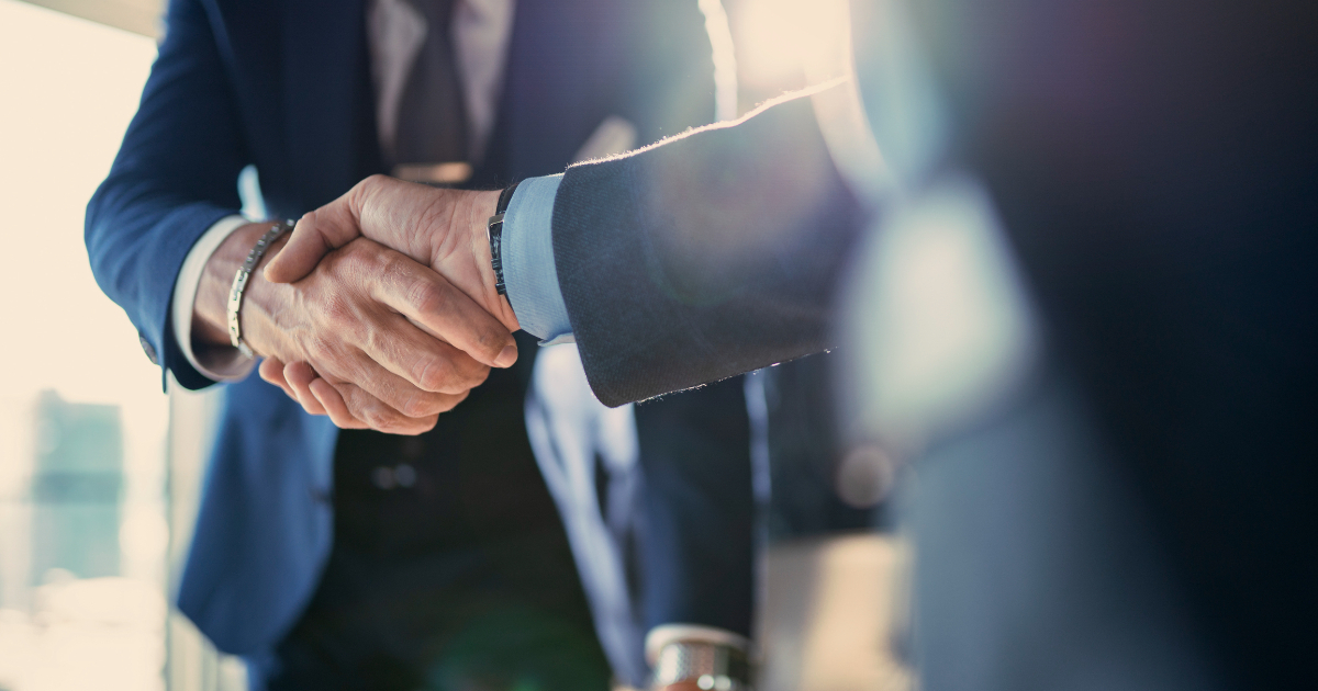 握手をするビジネスマン