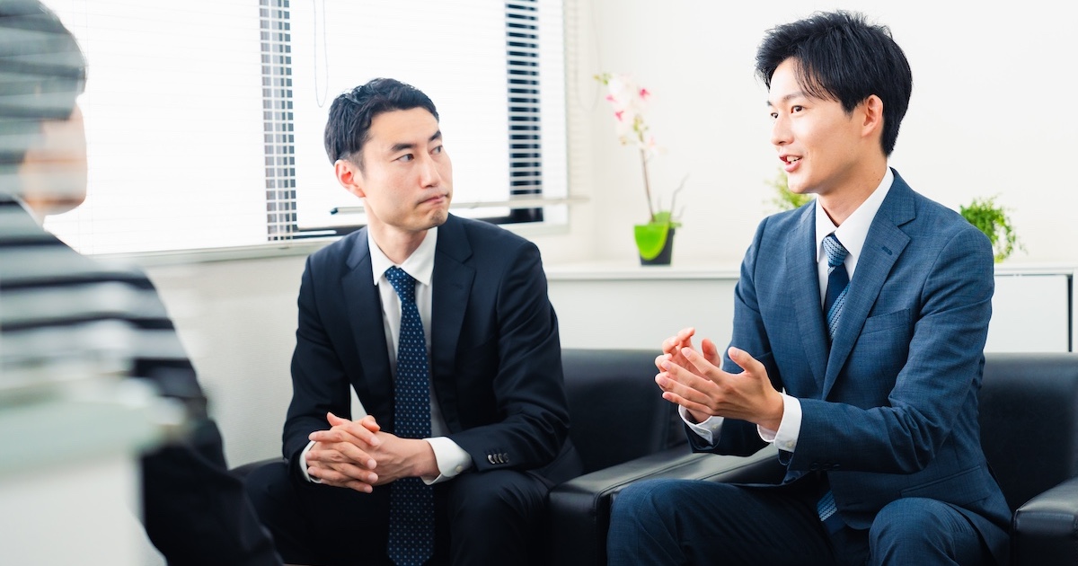 ミーティングをするビジネスパーソン